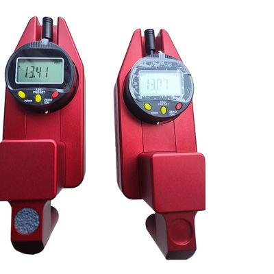 Draagbaar instrument met hoge precisie voor het meten van de dikte van wegmarkeringen